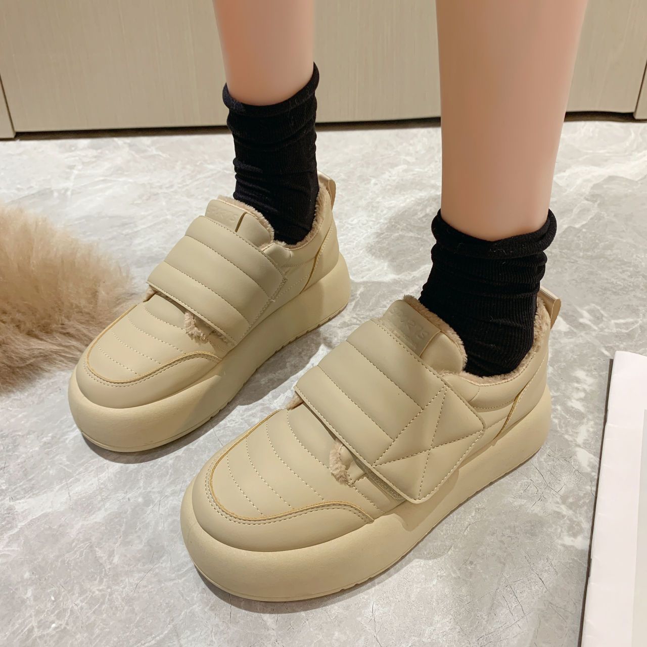 부드러운 화이트 도쿄 패션 따뜻한 플란넬 브레드 로프  - Women'S Fashion Velcro Sneakers 리뷰 및 가격